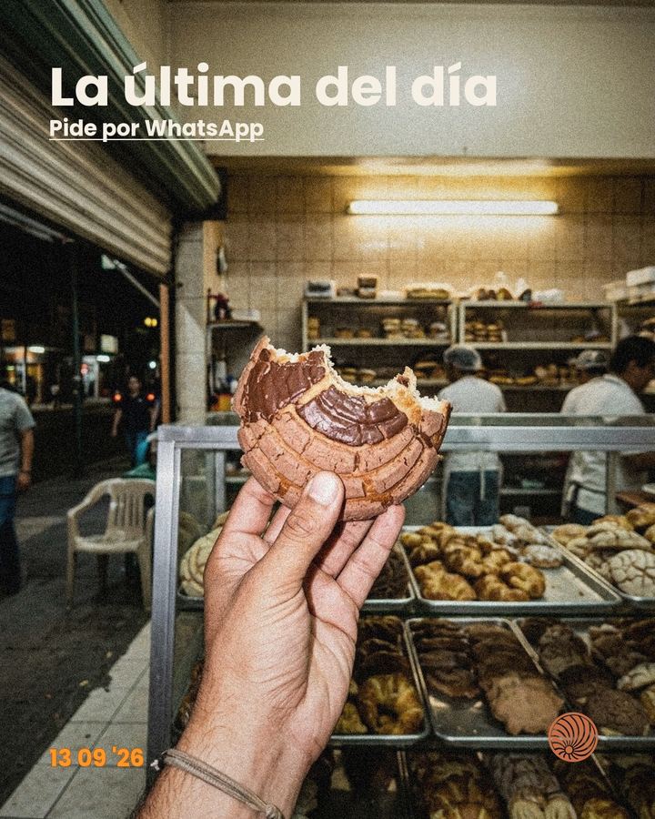 Propuesta la tendencia de la semana, foto con flash de cámara compacta: una mano sostiene una concha mordida frente a la vitrina