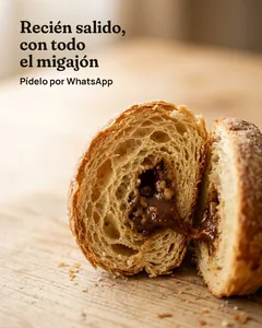 Propuesta «Tu marca» del ejemplo: un pan dulce partido sobre madera, con el titular «Recién salido, con todo el migajón»