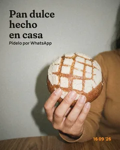 Propuesta «La tendencia» del ejemplo: foto con flash de una mano sosteniendo una concha, con el titular «Pan dulce hecho en casa»